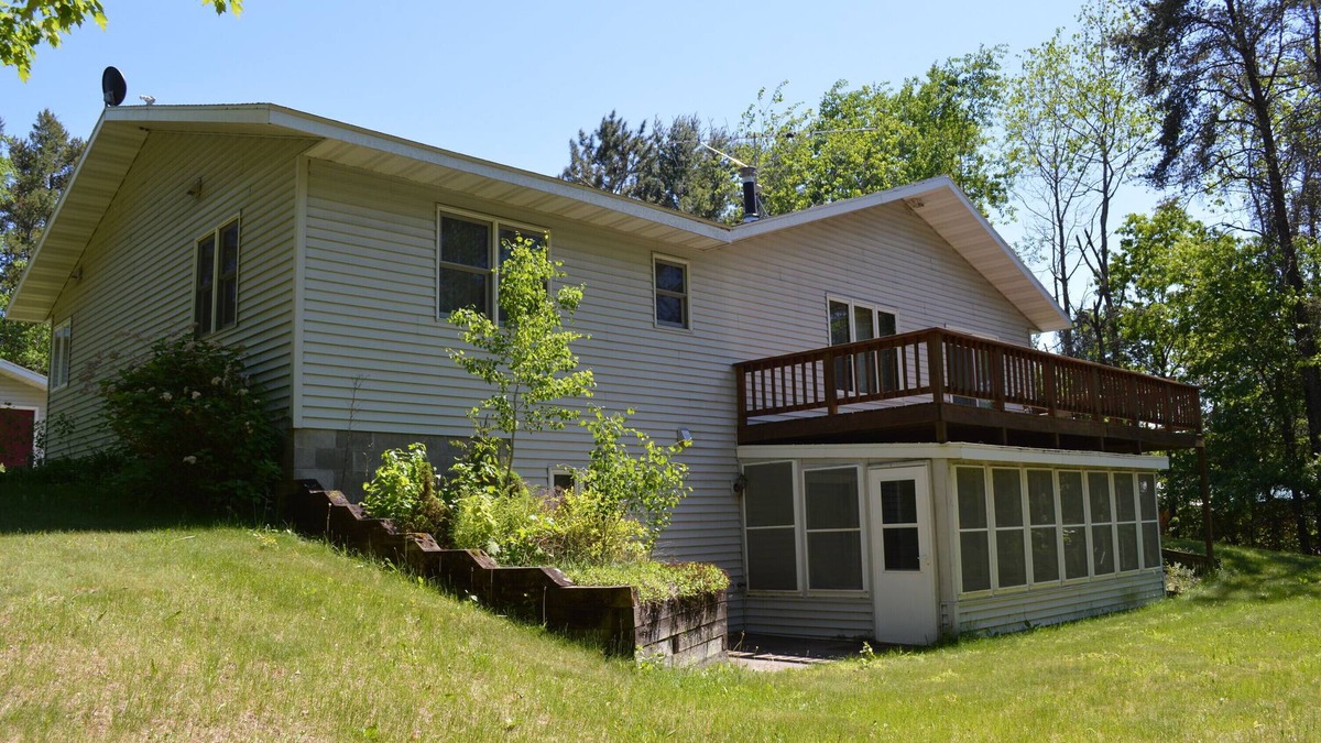 Spooner House | ESCAPE AT THE LAKE, relax and enjoy your stay in this immaculate LAKE HOME!