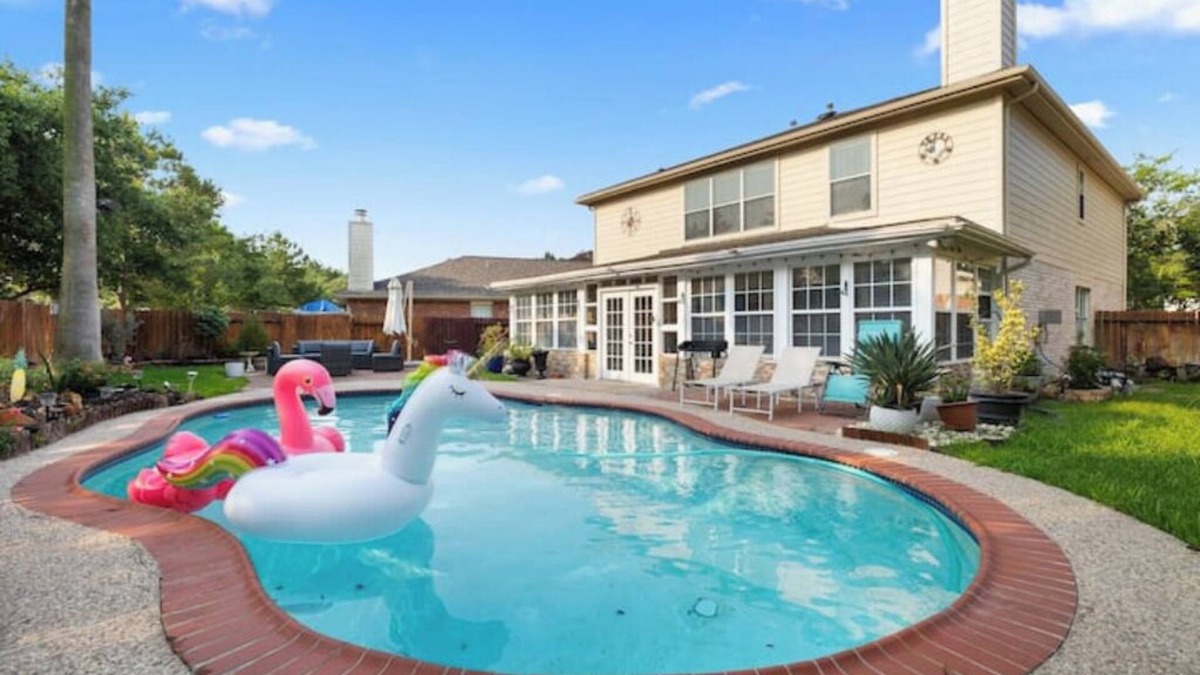 Waller House | Escape Haven: Pool, Backyard Bliss, Sunroomnn