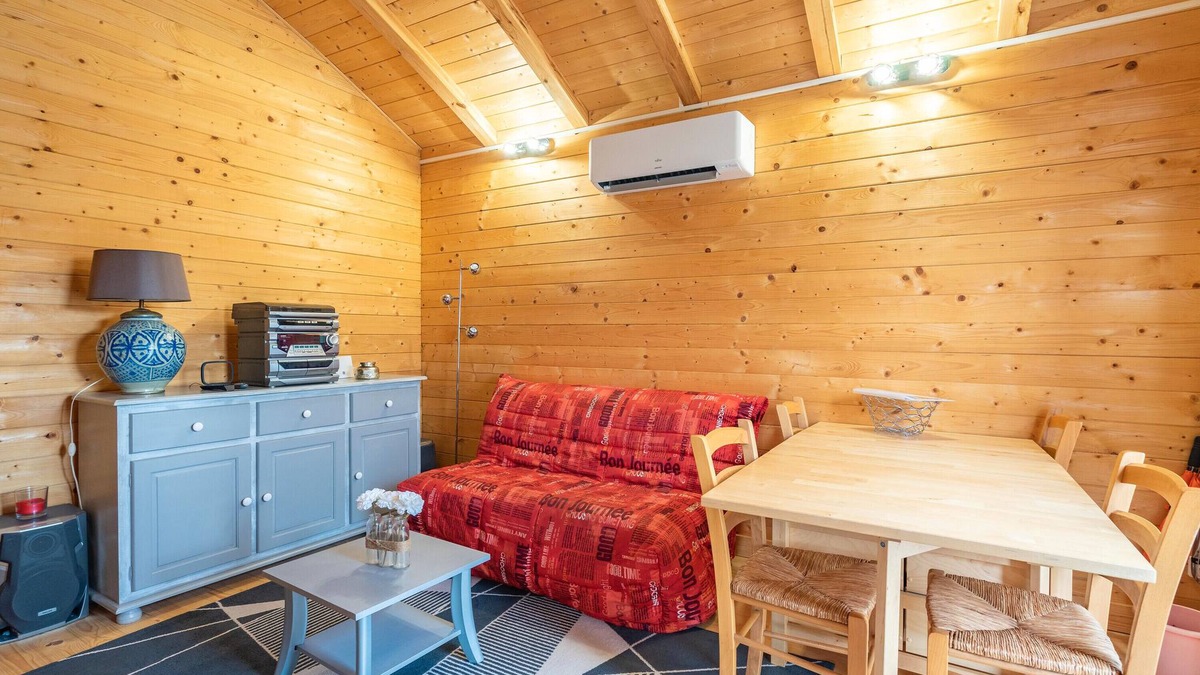 Saujon Ski Chalet | "Escape in complete serenity: Charming chalet with private pool and terrace in Saujon"