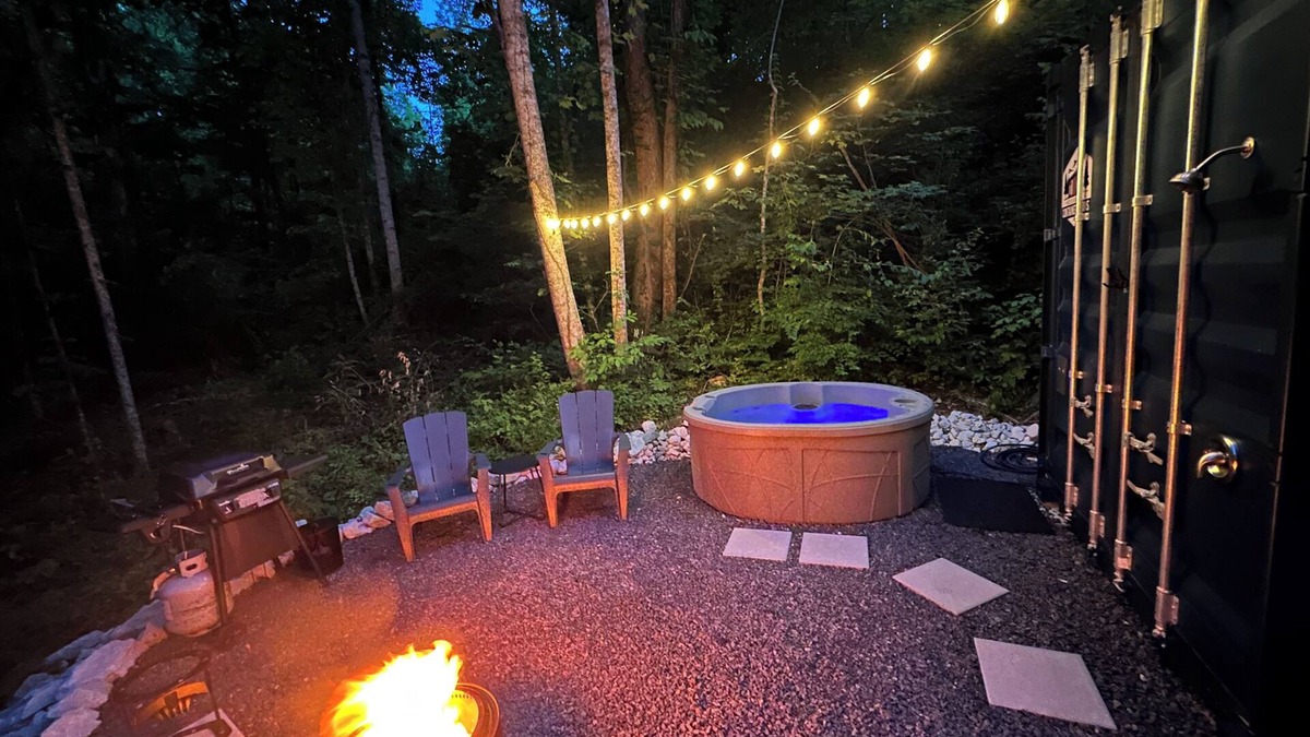 Stanton Cabin | ESCAPE!-In The Woods of Red River Gorge!-Hot Tub-High Speed WIFI!-Outdoor Shower