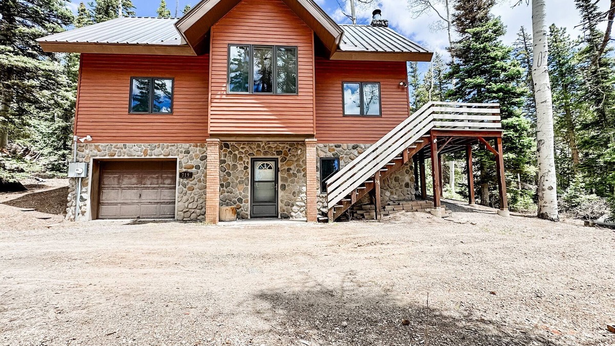Beaver Cabin | Escape into Nature - Cozy Beaver Cabin by Eagle Point Ski Resort & Puffer Lake