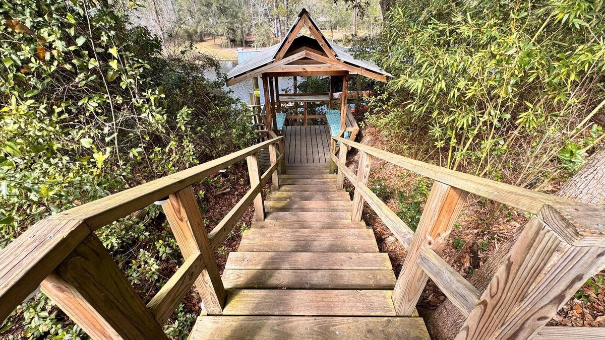 Oak House | Escape On The River