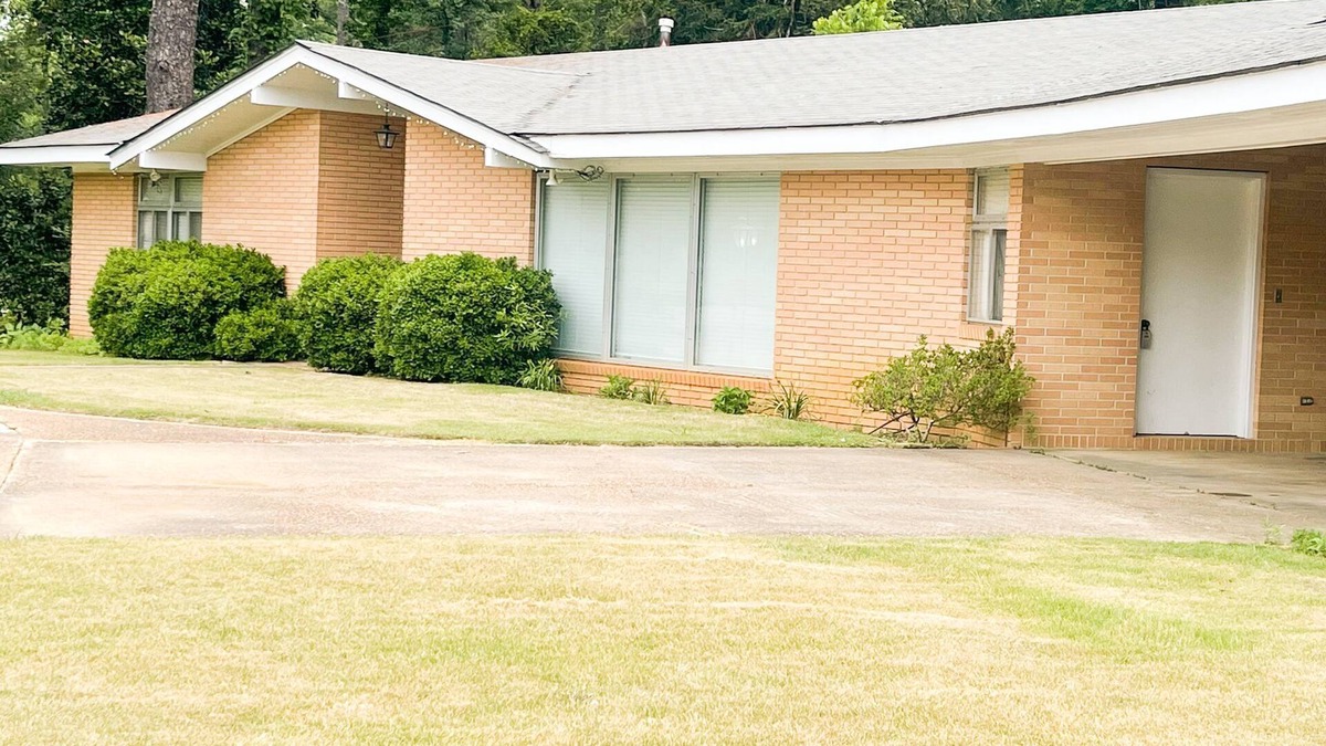 De Kalb House | Escape: Relaxing 3-BR Home near Meridian & Casinos. Spacious, Glassed-in Patio