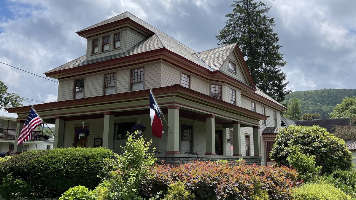 Unadilla House | Escape the City- 5-star Huge Craftsman style home on Main St. Built in 1915