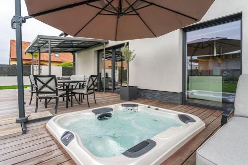 Central Bohemia House | ESCAPE THE ORDINARY (Sauna & Jacuzzi)