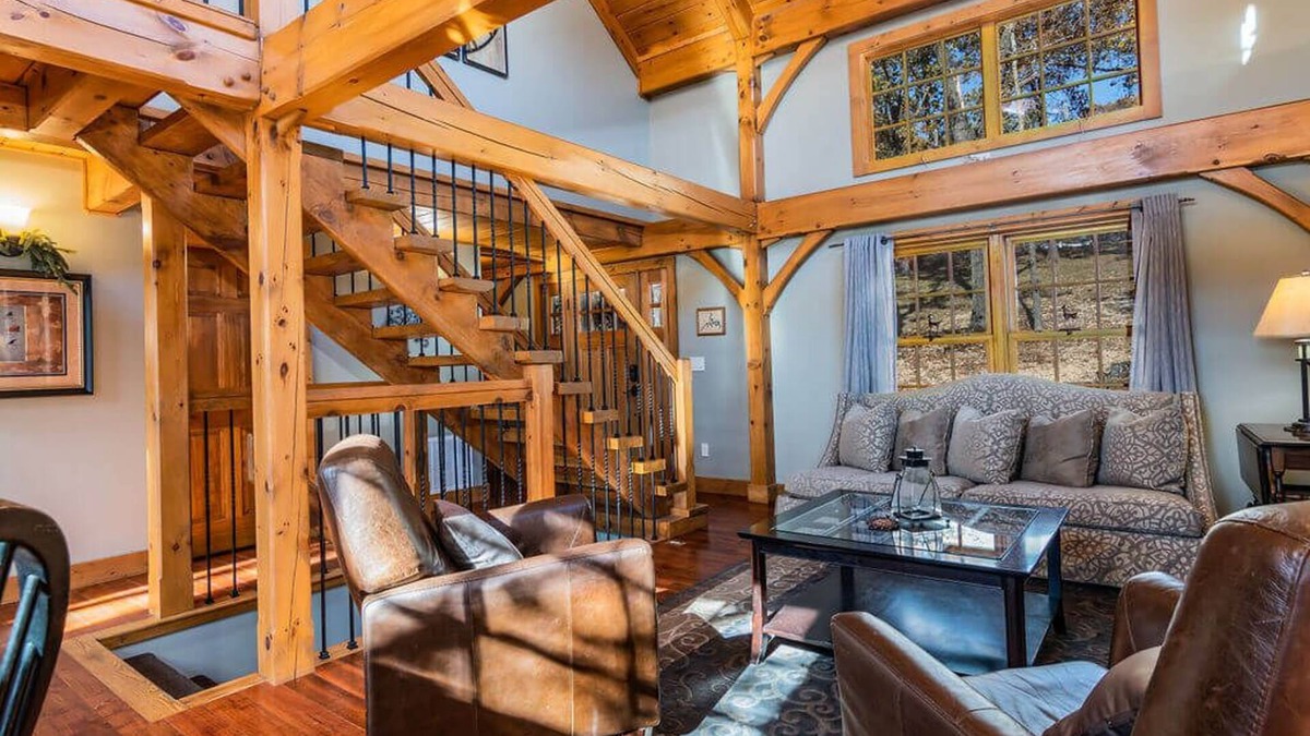 Blue Eye Cabin | Escape to 3,000 sq ft Post & Beam Home-Hot Tub-Game Room-Community Salt Pool Car Charger