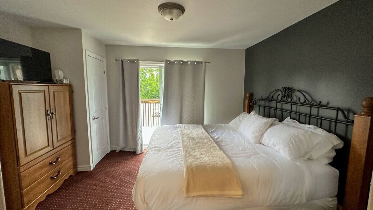 Collingwood House | Escape to a 2 bdrm home in quiet area w/full kitchen, private patio w/BBQ