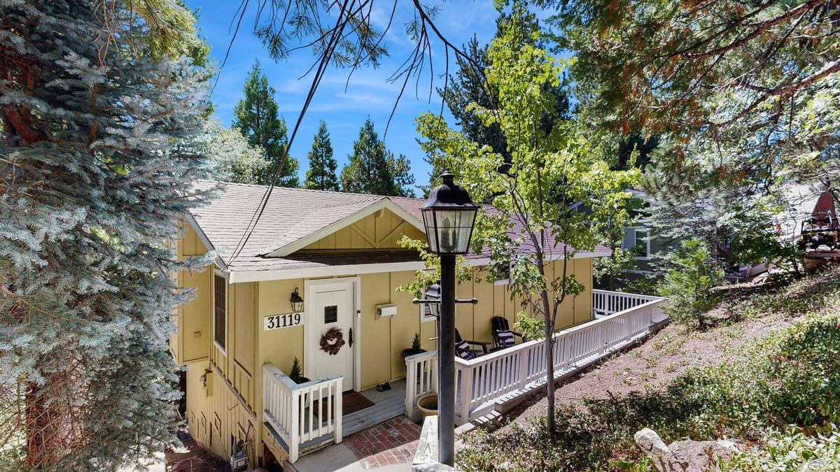 Running Springs Cabin | Escape to a Cozy English Countryside Cottage in the Heart of Running Springs