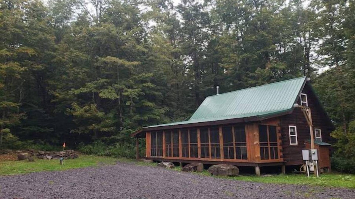 Redfield Cabin | Escape to a Cozy Cabin Loft: Secluded and Serene