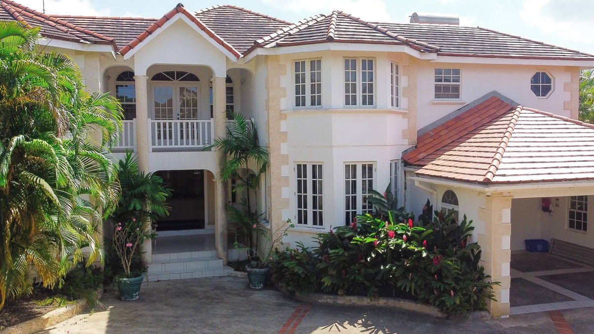 Paynes Bay House | Escape to a delightful spacious family villa in Saint James