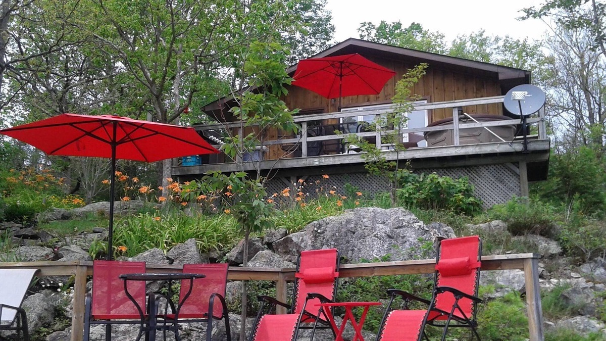 North Kawartha Cottage | Escape to a Lakeside Retreat on Stoney Lake