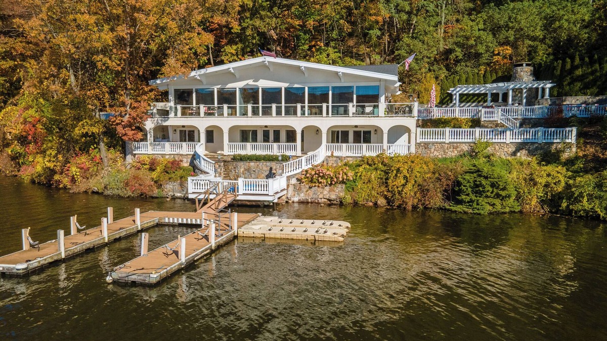 New Fairfield House | Escape to a Luxury Lakehouse Retreat- Chefs Indoor Outdoor Kitchen Hot Tub Steam