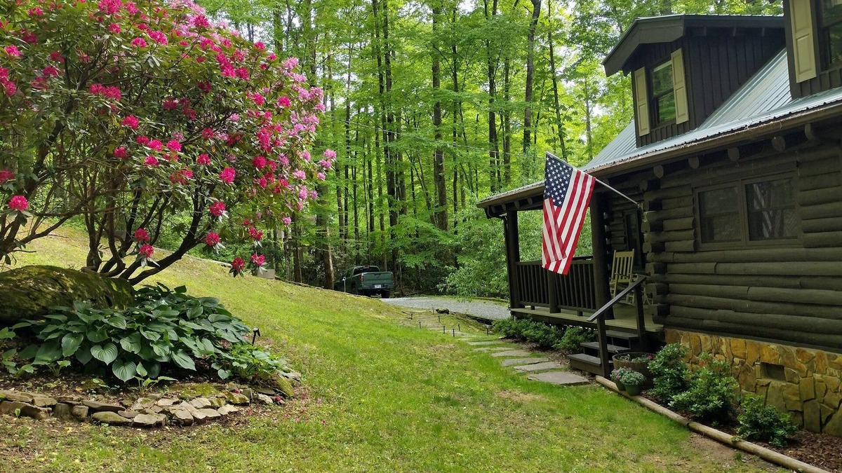 Andrews Cabin | Escape to a peaceful creekside 2-bdrm cabin with WiFi, AC in Nantahala Lake area