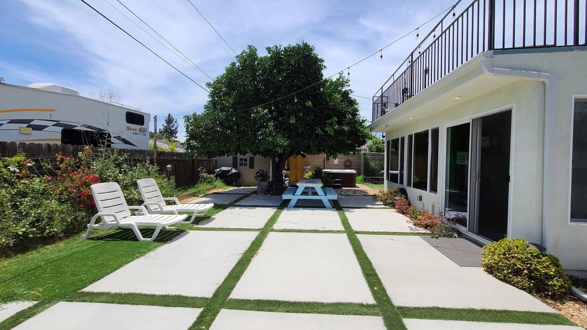 North Hollywood House | Escape to a Stylish-Villa in North Hollywood with private garden & jacuzzi