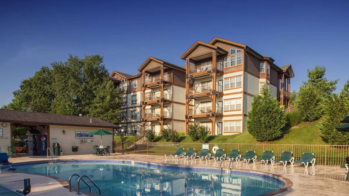 Branson Hotel | Escape to Branson | Pools, Sauna, Game Room & Just Minutes from Branson Strip