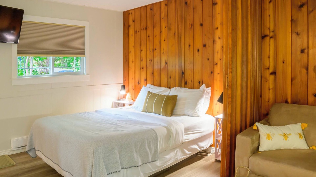 Christina Lake Hotel | Escape to Christina Lake - Budget Friendly Sleeps 4 - Beaches, Golf, Fishing