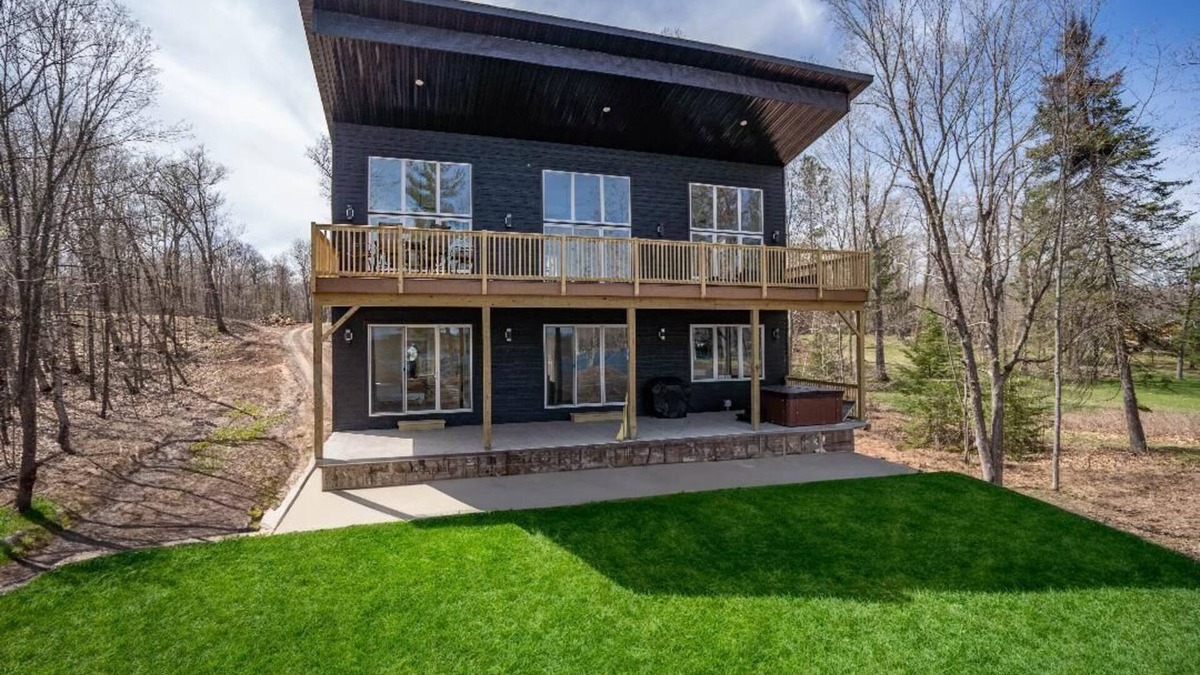 Carlton House | Escape to Chub Lake Retreat: Waterfront Luxury House in Carlton, Minnesota