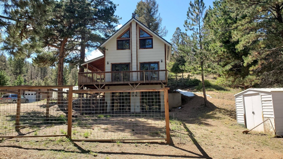 Howard Cabin | Escape to cozy Cotopaxi cabin, just a quick drive away from Arkansas River