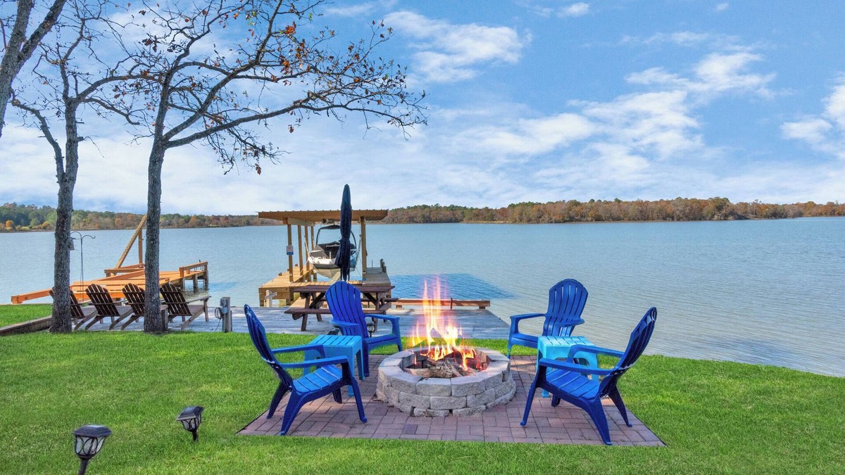 Oakhurst Villa | Escape to Dockside -Lakefront Villa on Livingston