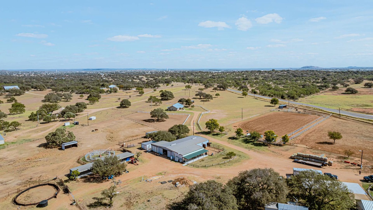 Llano House | Escape to Faulkner Ranch & Horse Hostel Countryside!