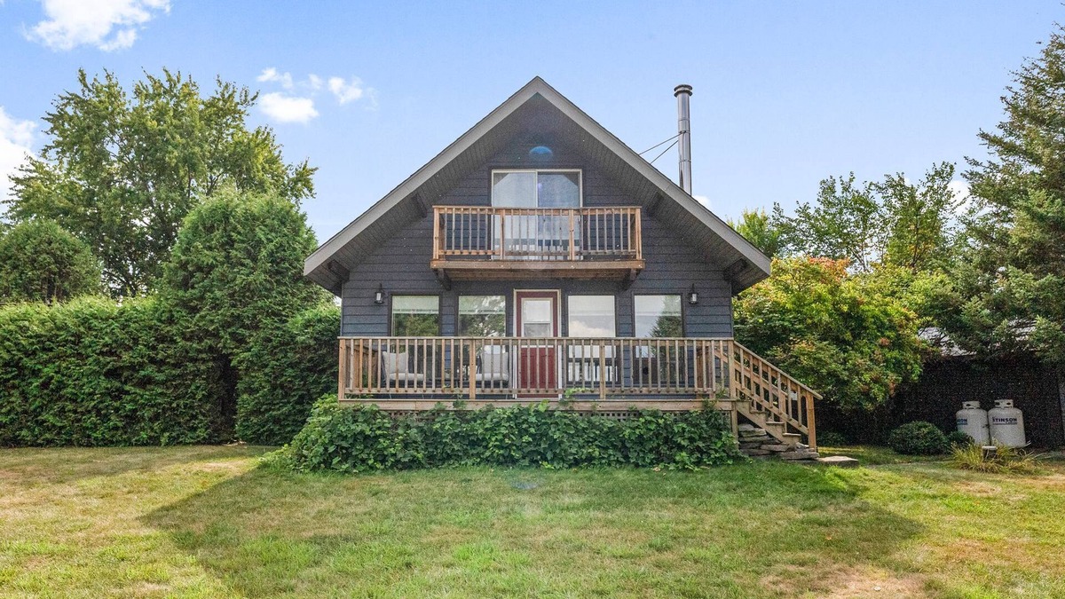 Calabogie Cottage | Escape to Four Seasons at Calabogie, a cozy chalet that welcomes you year-round!