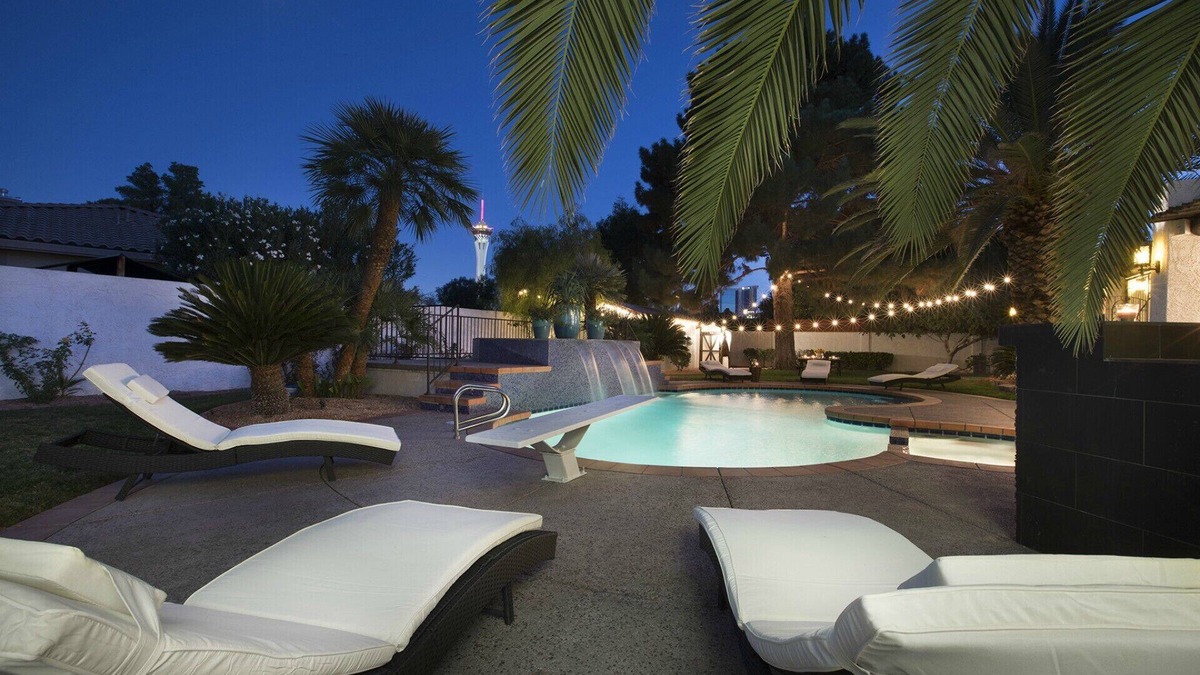 Scotch Eighty House | Escape To Modern Luxury-1.5 Miles to the Strip! Close to everything!