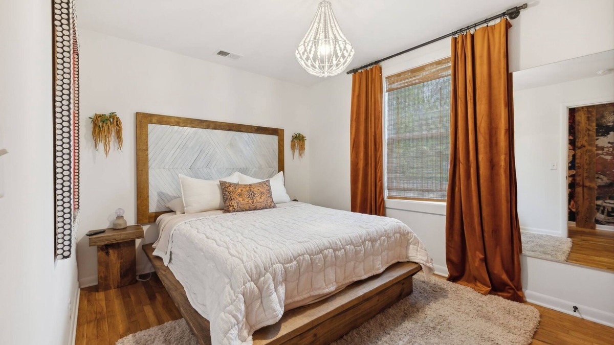 Madison House | Escape to Nashville: 15 min to Downtown & BNA, sleeps 4, gated parking!