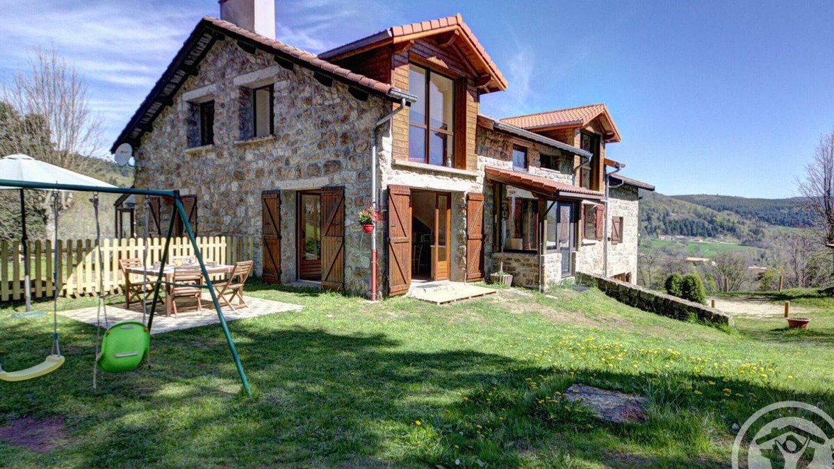 La Versanne Cottage | Escape to Nature: Charming Cottage with Fireplace, Games Room, and WiFi