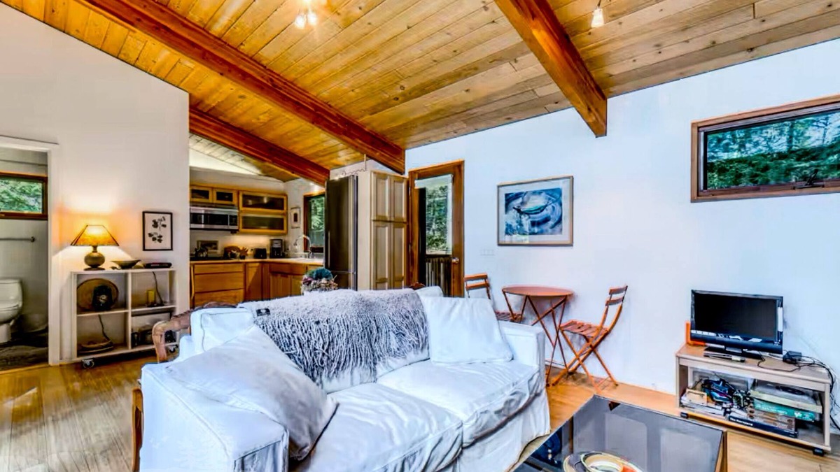 Edgecomb House | Escape to Nature: Cozy Lakeside Cottage on Lily Pond
