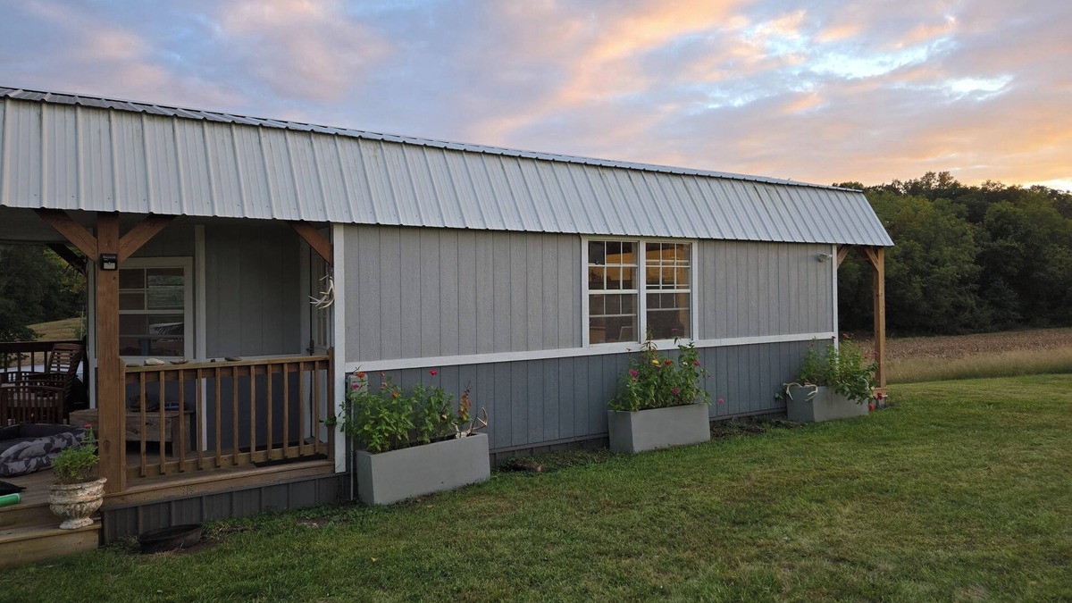 Boonville House | Escape to Nature - dog heaven near Katy Trail and I70. 80 acres, fire pit, wifi