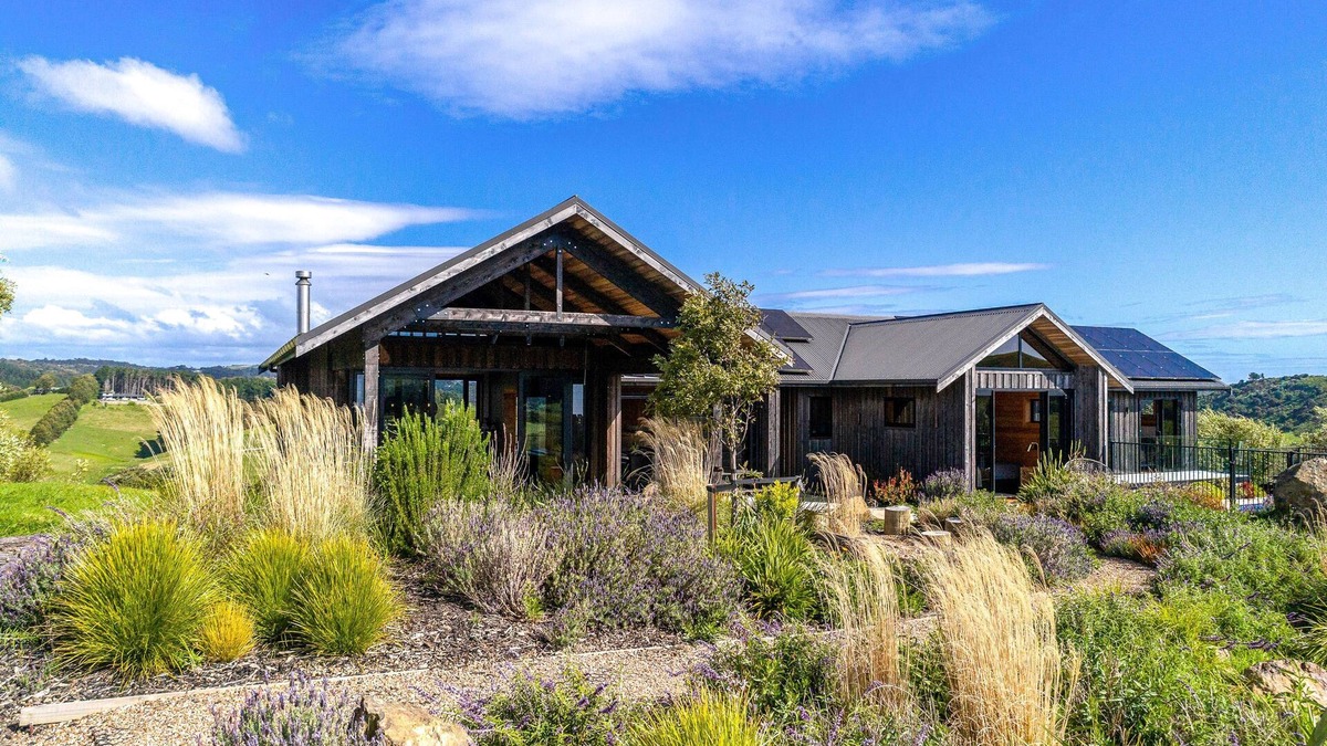 Onetangi Cabin | Escape to Obsidian Villa, situated between Obsidian and Casita Miro vineyards.