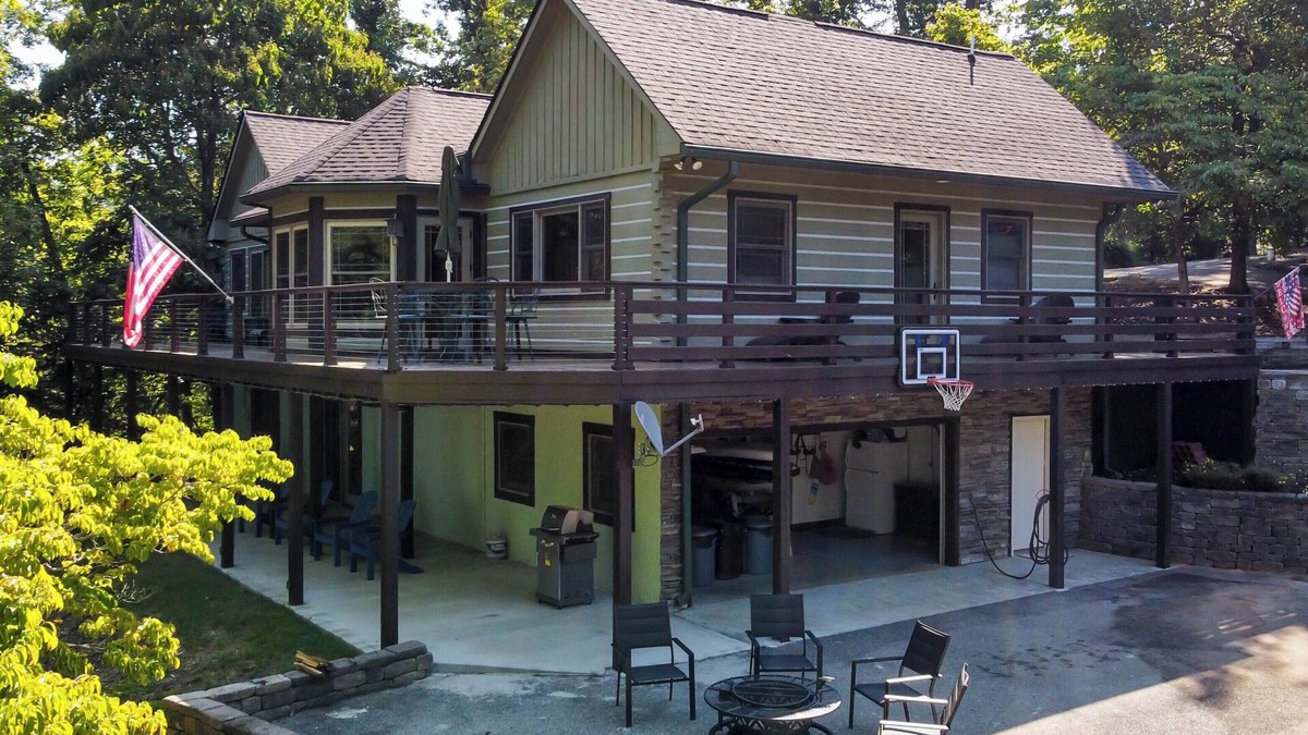 Ingles House | Escape to our cozy lakeview cabin with modern amenities, spacious decks and serene surroundinngs.