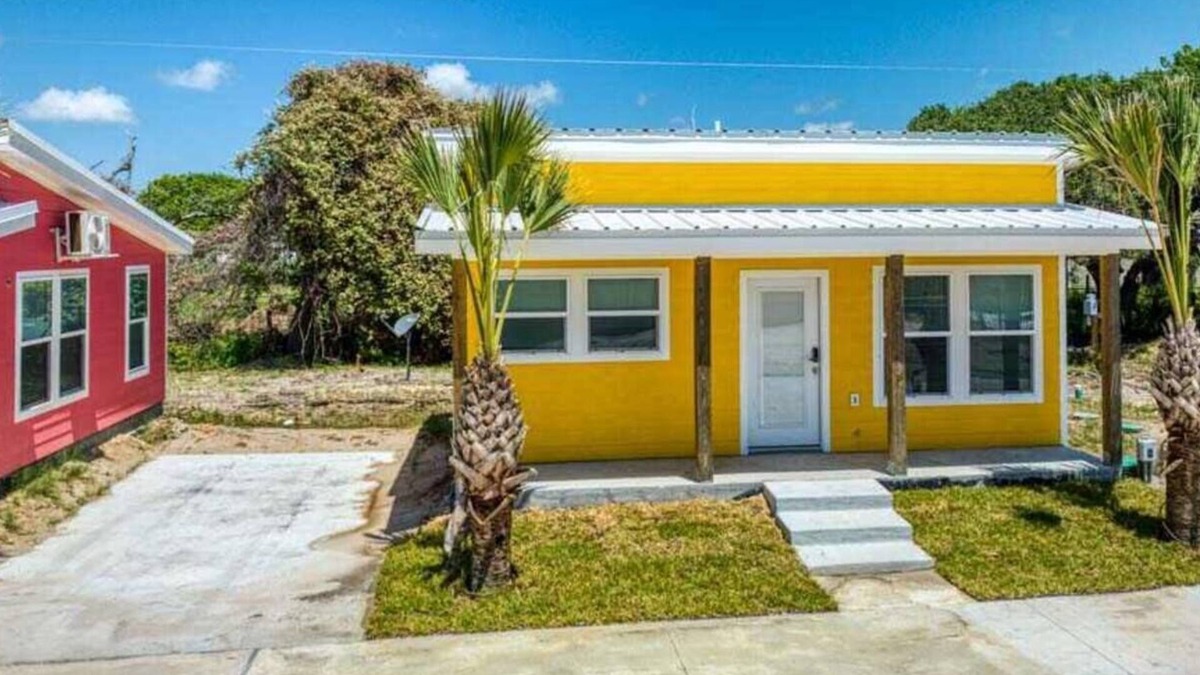 Aransas Pass Cabin | Escape to our cozy 2 bedroom cabin in Aransas Pass, perfect for families of up to 6