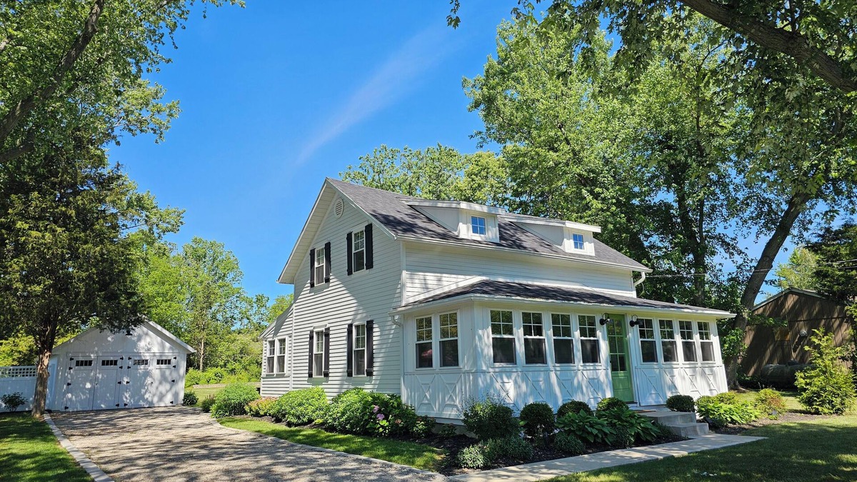 Kelleys Island Cottage | Escape to our Kelleys Island cottage: where comfort meets tranquility.