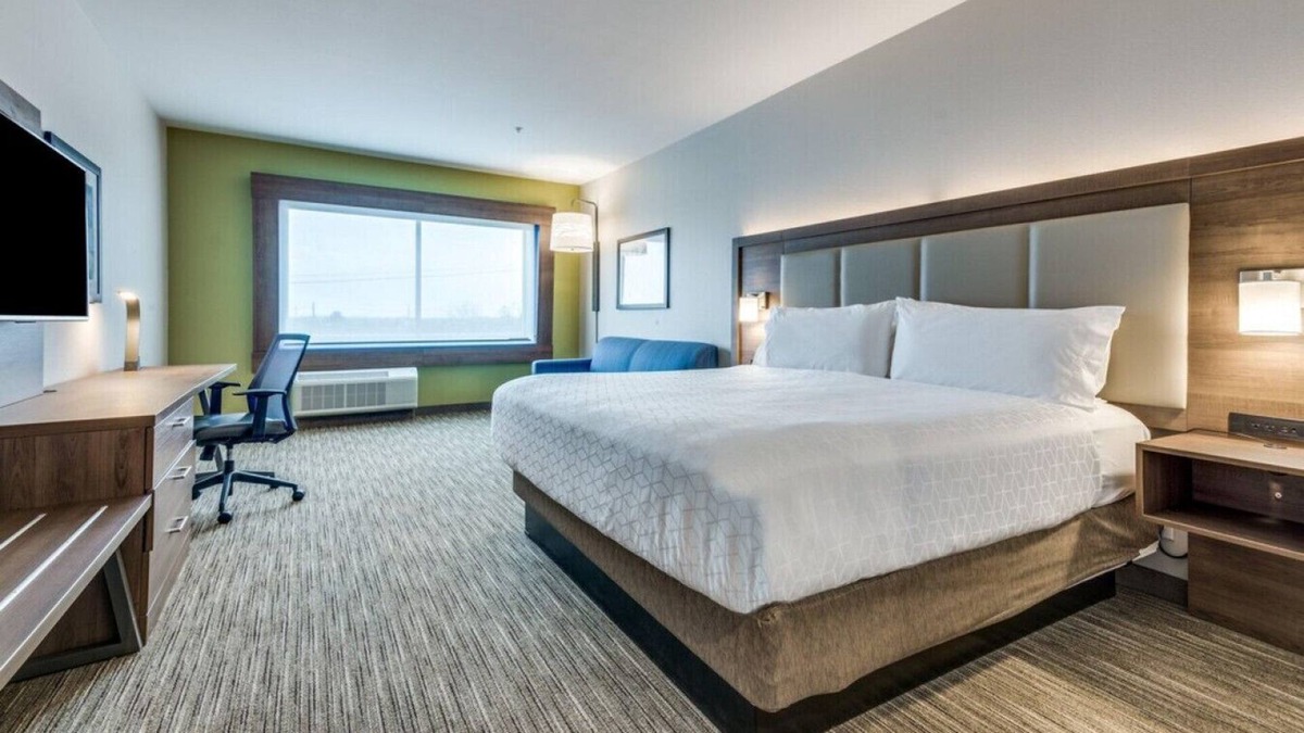 Denton House | Escape to our Lovely Retreat! Enjoy Pool & Gym!