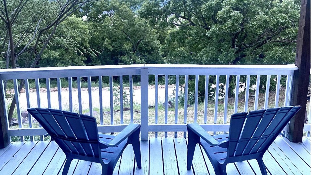 Eufaula Cabin | Escape to our peaceful lake view retreat, nestled in the heart of Eufaula.