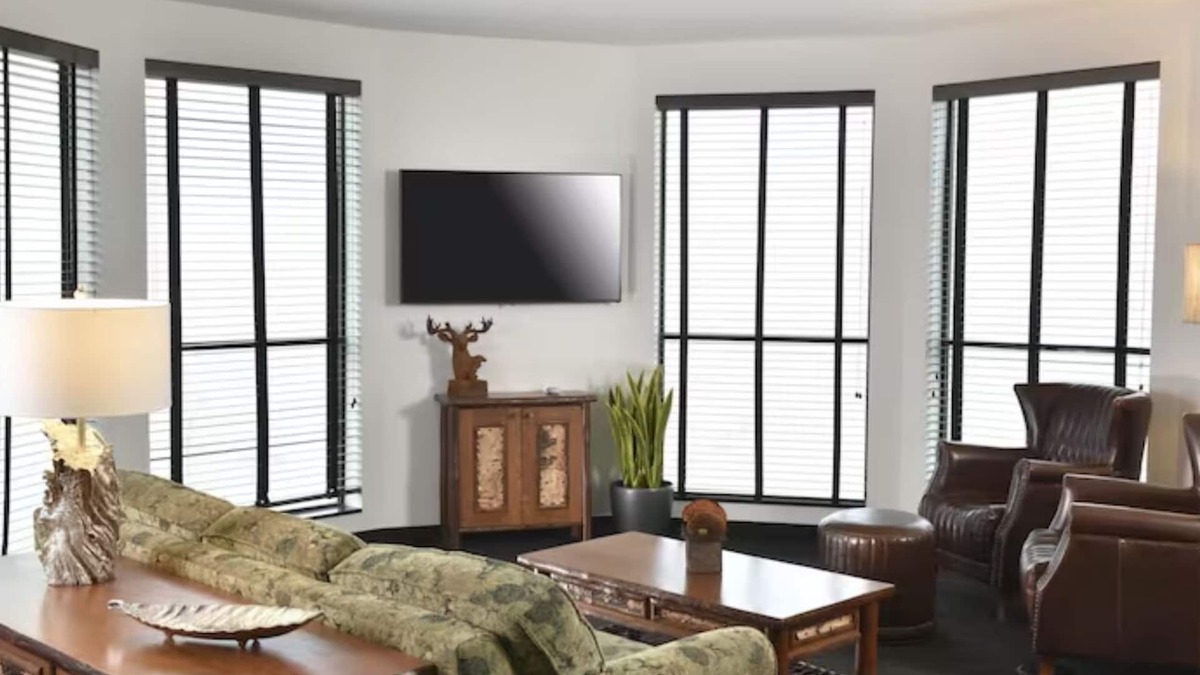 Broken Arrow Hotel | Escape to Our Warm Country Retreat! Spacious Rustic Rooms, Parking
