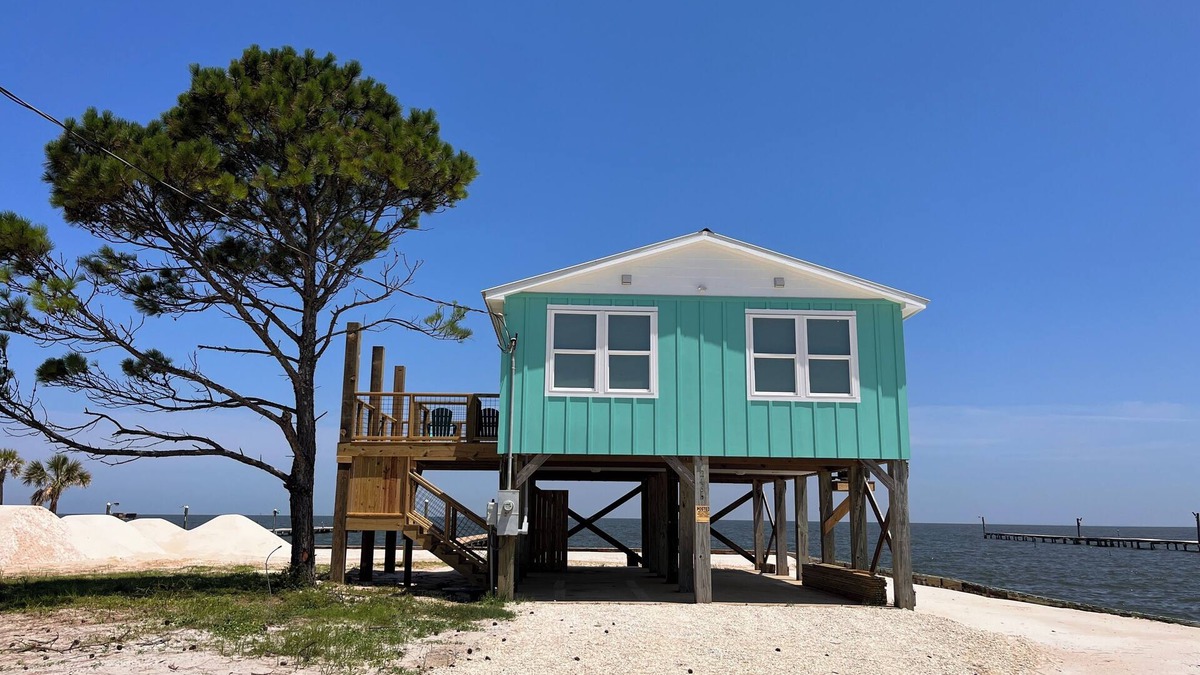Fort Morgan Pines Cottage | Escape to Pelican's Perch on Mobile Bay w/Beach & Pier! Great Golfing Nearby!