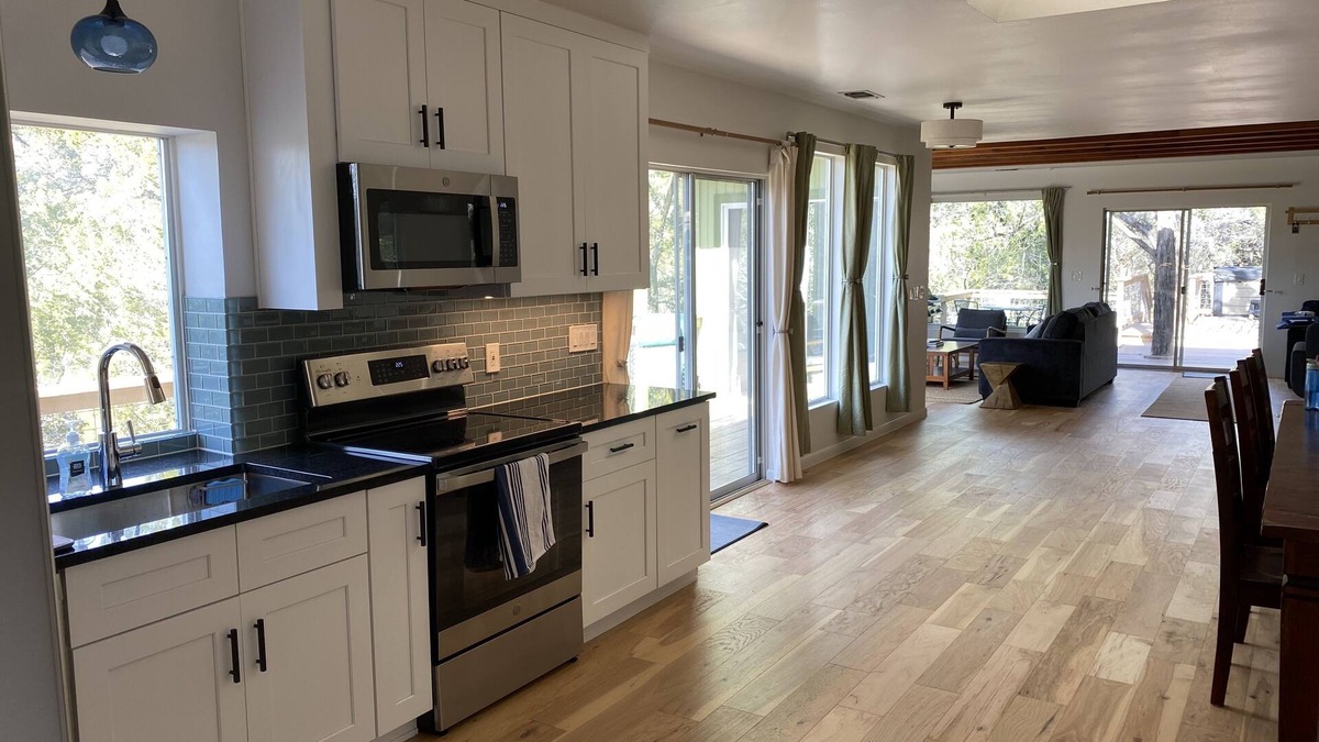 Apache Shores House | Escape to serenity: Family-friendly retreat near the city
