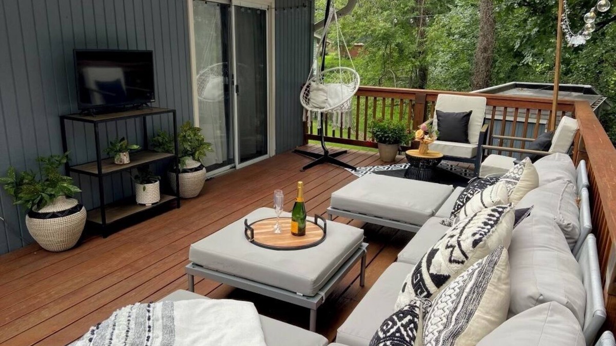 Rose Hill House | Escape to Serenity: Spacious 4 Bedroom Oasis, Steps from Old Town & DC!