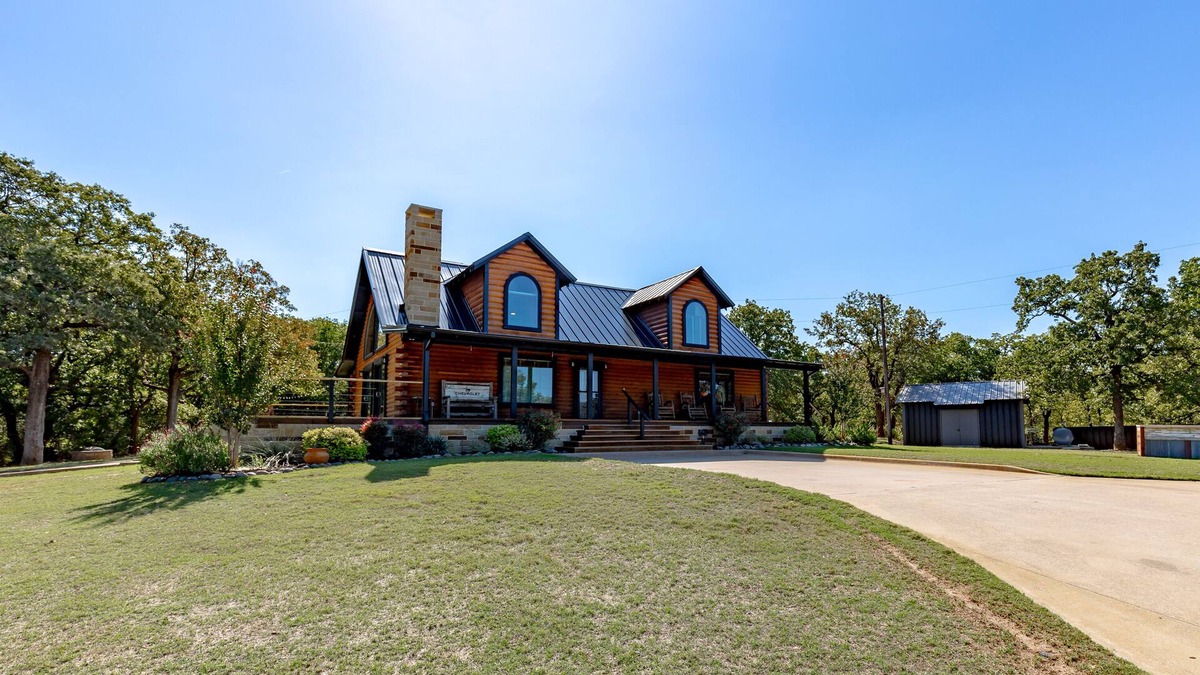 Muenster Cabin | Escape to Southern Comfort with this Stylish and Relaxing Space