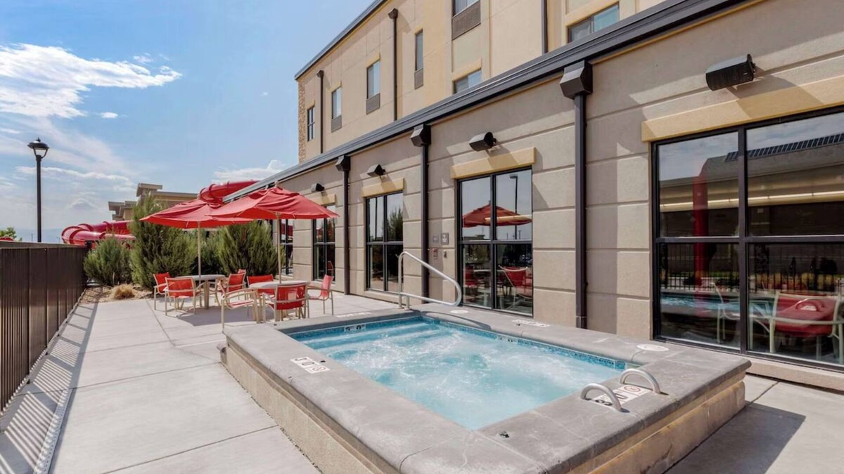 Loveland Hotel | Escape to Suite with Relaxing Atmosphere Near Boyd Lake State Park