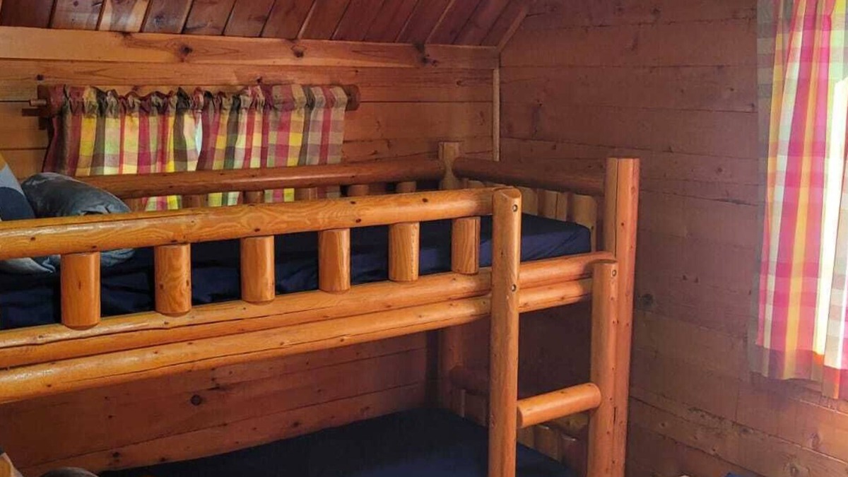 Texarkana Cabin | Escape to Texarkana's Log Cabin with All the Comforts!