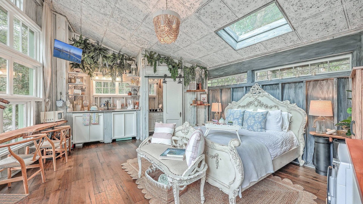 Wadmalaw Island Apartment | Escape to The Hummingbird Treehouse, a luxury retreat. Pet friendly