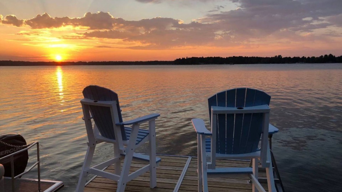 Lewiston Cabin | Escape to the Holiday House. Serenity of Sunsets, Lakeside boat dock included.