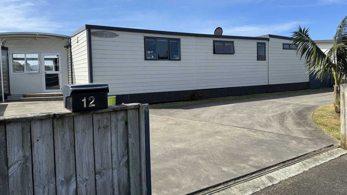 Waihi Beach Cabin | Escape to the idyllic shores of Waihi Beach.