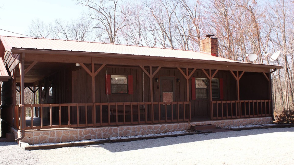 Wellington House | Escape to the lake 2 Bedroom Cabin, Boat Parking & Ample Outdoor and Deck Space.