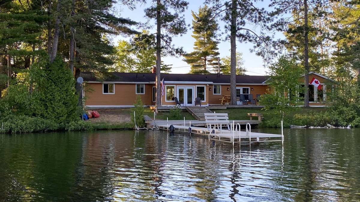 Gwinn Cottage | Escape To The Lake With All The Comforts Of Home!