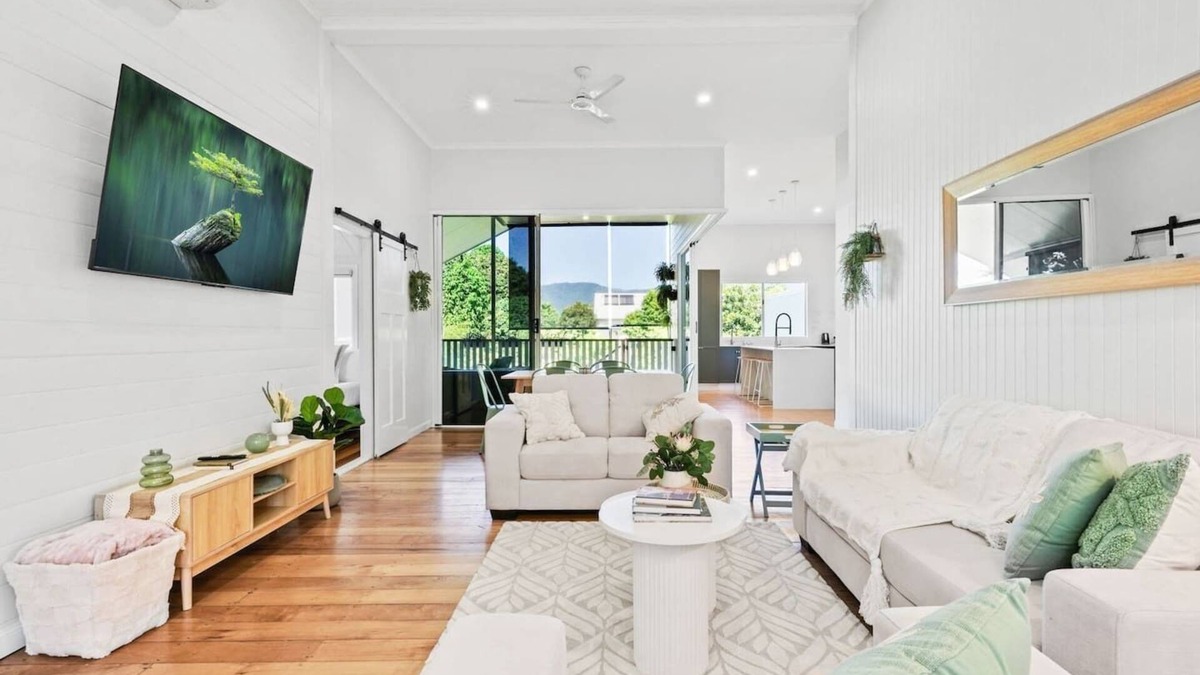 Bungalow Apartment | Escape to The Loft- Elegant Urban Retreat with Coastal Charm – Spacious & Stylish Loft