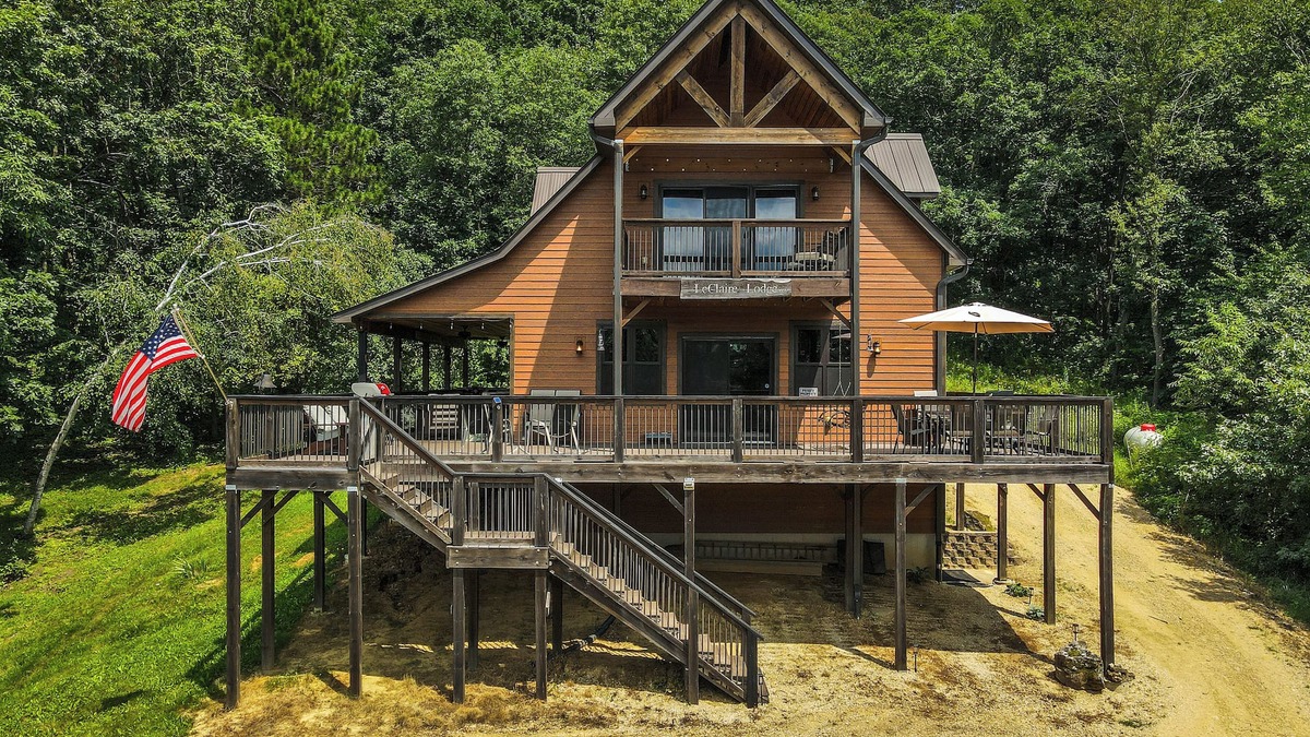 Tomah Cabin | Escape to the woodland getaway of The LeClaire Lodge - PET FRIENDLY!